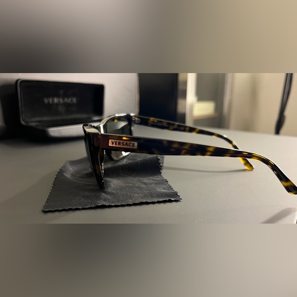 Versace mens authentic sunglasses Made In Italy - Limited Edition 4211 108/78 58 - Picture 2 of 9